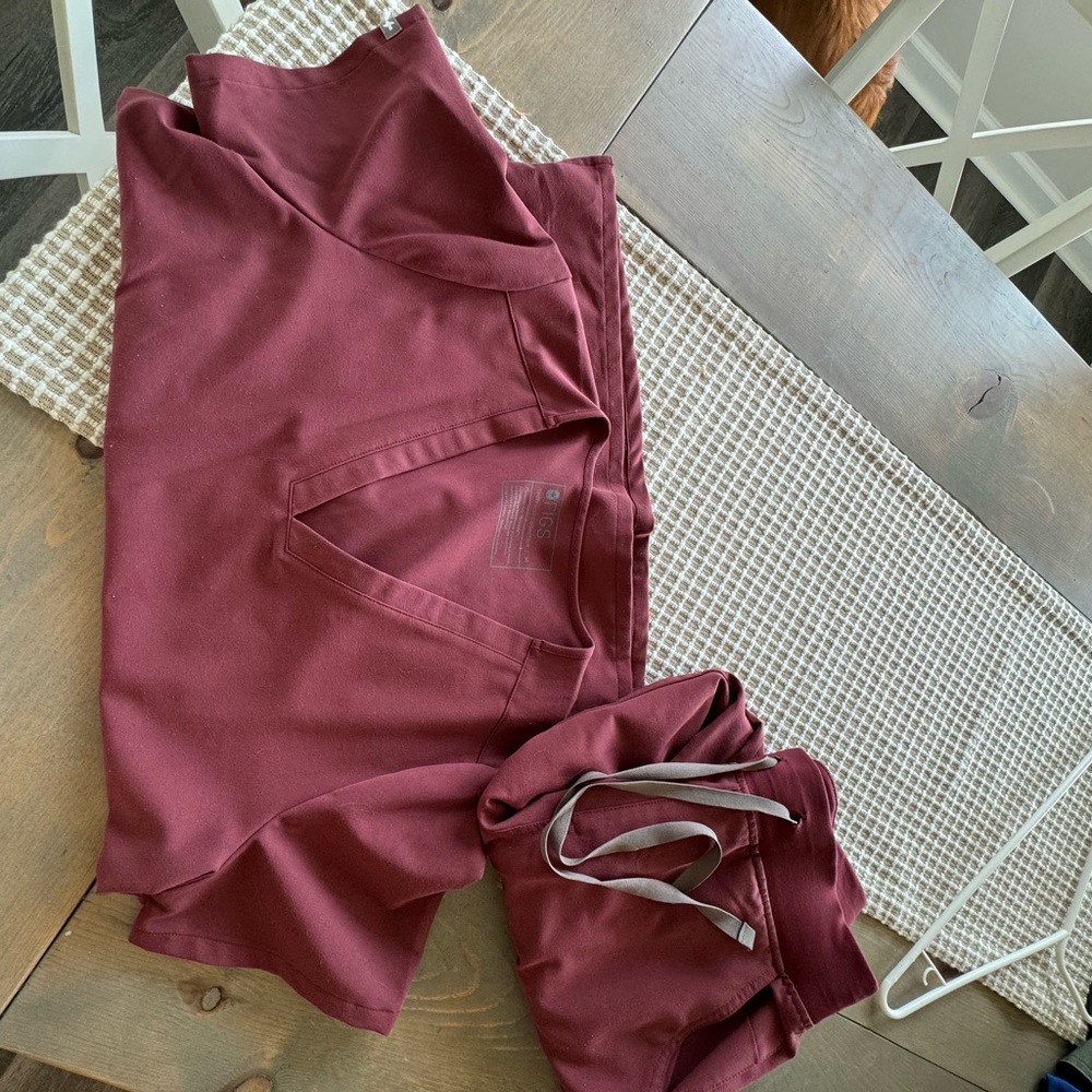 Figs Scrub Set Cherry Red M